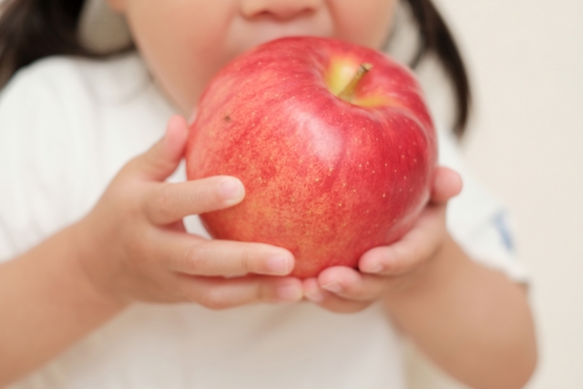 りんごをかじる子供
