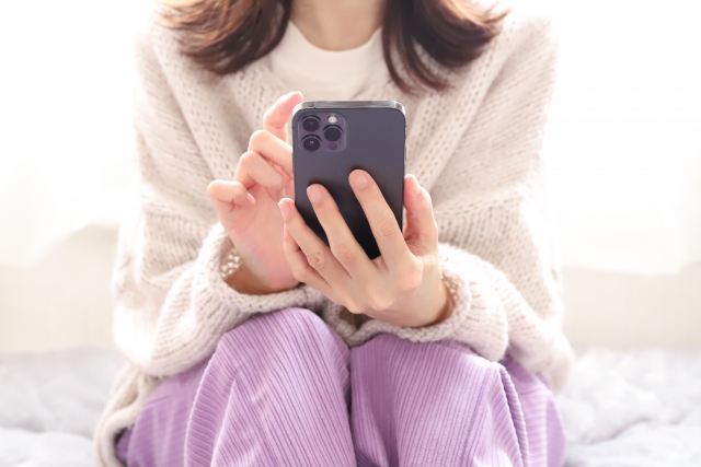 スマホで検索する女性